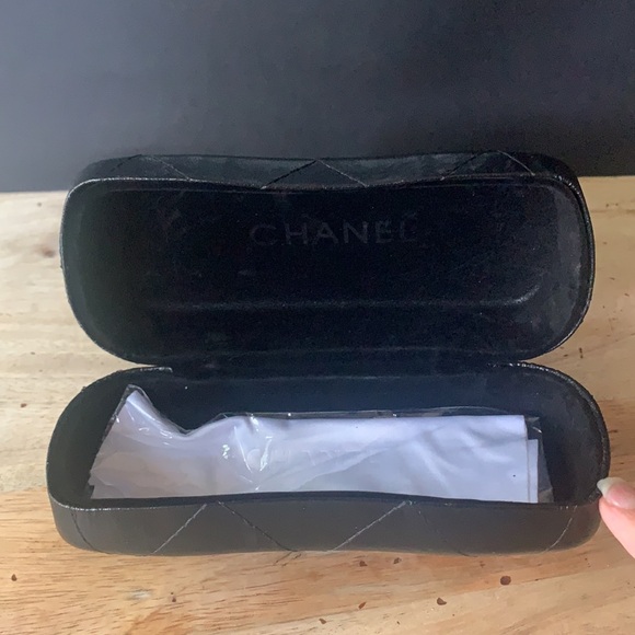 CHANEL Quilted Leather Sunglasses Case w/cleaning cloth - - Picture 7 of 9
